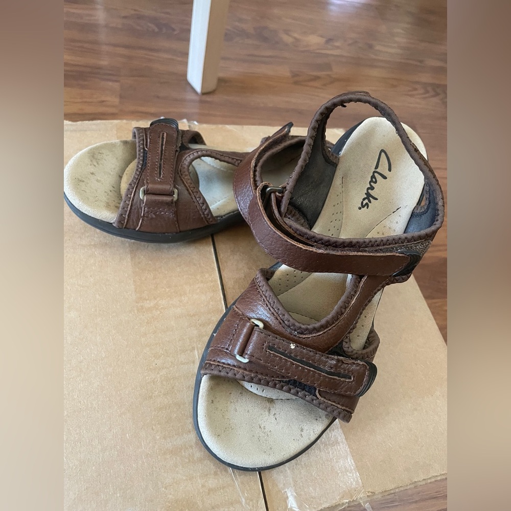 Clarks Brown Leather Sandals with Adjustable Straps and Cushioned Footbeds